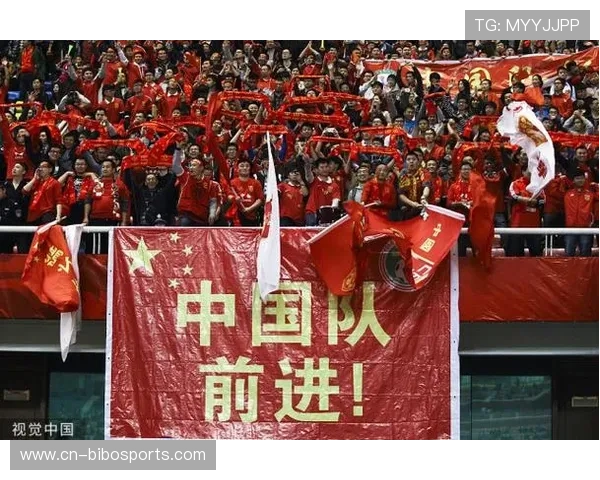 终场哨响，中国U23队员相拥庆祝历史性晋级