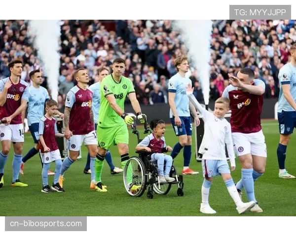 有趣一幕：皮球被踢上看台后，一名小球迷尝试边路起球，精准还给球童